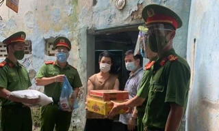 Tặng quà cho những người bị ảnh hưởng do dịch COVID-19.