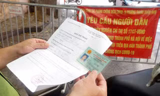 Lực lượng chức năng kiểm tra giấy đi đường của người dân. Ảnh minh hoạ