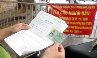 Lực lượng chức năng kiểm tra giấy đi đường của người dân. Ảnh minh hoạ