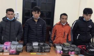 Nhóm đối tượng bị bắt giữ cùng tang vật. Ảnh: Bộ Tư lệnh Bộ đội Biên phòng.