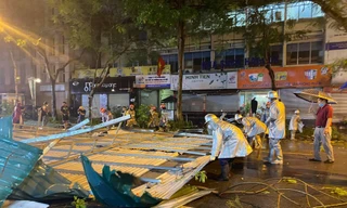 Khoảng 70m2 mái tôn đè lên 3 ô tô. Ảnh Ngọc Hà