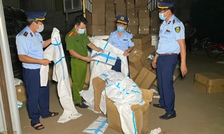 Số lượng lớn quần áo bảo hộ y tế không rõ nguồn gốc bị phát hiện.