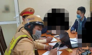 CSGT làm việc với người liên quan sau vụ va chạm giao thông.