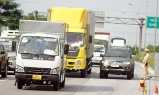 Lực lượng CSGT kiểm tra phương tiện.