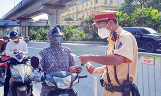 Tổ công tác kiểm tra giấy tờ của người tham gia giao thông.