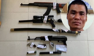 Đối tượng Tú 'Cải' cùng tang vật. Ảnh Công an cung cấp.