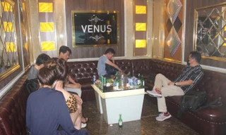 Nhóm người Hàn Quốc trong nhà hàng. Ảnh H.P