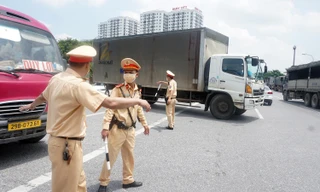 Lực lượng CSGT làm nhiệm vụ tại chốt kiểm soát dịch cầu Phù Đổng.