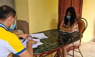 Cơ quan chức năng làm việc với nhóm nam nữ.