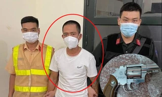 Đối tượng Sơn (áo trắng) cùng khẩu súng bị thu giữ (ảnh nhỏ).