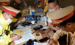 Tổ công tác làm việc với nam tài xế.