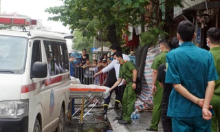 Gần 10h cùng ngày, thi thể nạn nhân cuối cùng được đưa đi khỏi hiện trường. Ảnh Thanh Hà