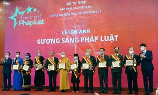 Tôn vinh 50 ‘Gương sáng pháp luật’