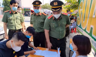 Giám đốc Công an TP Hà Nội kiểm tra chốt kiểm soát dịch COVID-19 