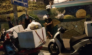 Người dân trèo đê ra vào khu vực phong toả bị phát hiện.