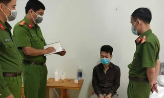 Trần Mạnh Hùng (ngồi giữa) đang làm việc với công an. Ảnh: Công an tỉnh Phú Thọ