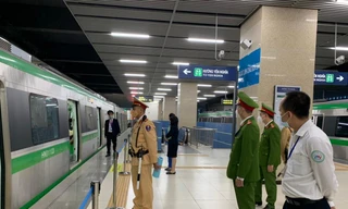 Lực lượng chức năng tại nhà ga tuyến đường sắt Cát Linh - Hà Đông.