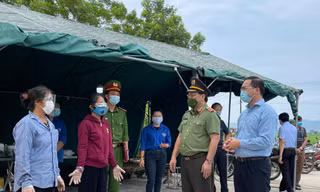 Trung tướng Nguyễn Hải Trung làm việc tại chốt kiểm soát.