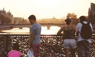 Lời thì thầm của khóa tình yêu trên sông Seine