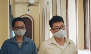 Hai bị cáo tại phiên tòa.