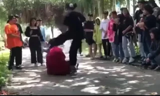 Nạn nhân N. mặc áo đỏ. Ảnh: Cắt từ clip