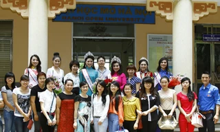 Hoa hậu Ngọc Anh về thăm trường