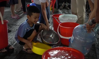 Huy động cả trẻ nhỏ xếp hàng trong đêm chờ nhận nước 'tiếp tế'