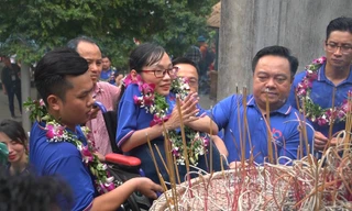 Cô gái 'xương thủy tinh' Ngọc Tâm lần đầu vượt hàng nghìn bậc thang để dâng hương vua Hùng