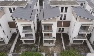Cận cảnh hàng trăm biệt thự bỏ hoang trong đại đô thị phía Tây Thủ đô