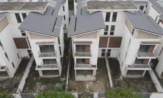 Cận cảnh hàng trăm biệt thự bỏ hoang trong đại đô thị phía Tây Thủ đô