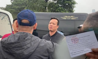 Trung tâm đăng kiểm ở Hà Nội phát tem phiếu cho người dân như thời bao cấp