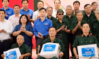 Đoàn công tác T.Ư Đoàn thăm và trao quà tặng các thương bệnh binh tỉnh Phú Thọ
