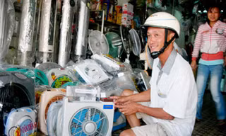 Hàng chống nóng bình dân đắt hàng dù tăng giá 25%