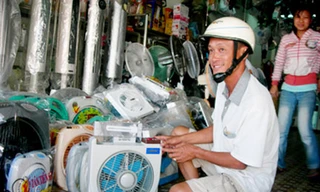 Hàng chống nóng bình dân đắt hàng dù tăng giá 25%