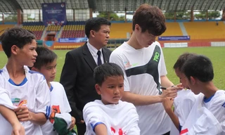 Park Ji-sung đá bóng với các tài năng trẻ
