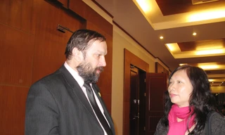 Nhà thơ Nicolai Pereyaslov và dịch giả Nguyễn Thị Kim Hiền. Ảnh: T.Toan