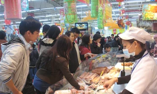 Khách hàng đổ xô mua thực phẩm khuyến mãi tại siêu thị Big C Thăng Long. N.M