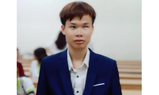 Chàng sinh viên khiếm thị tích cực tham gia hoạt động thiện nguyện được Bộ trưởng Bộ Công an tặng đàn guitar