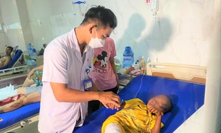 Bé trai 8 tuổi kể lại giây phút bị cháy hai chân trong đêm tối