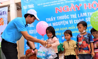 Sức trẻ về vùng sâu, trẻ nhỏ có quà, bà con được khám phát thuốc miễn phí