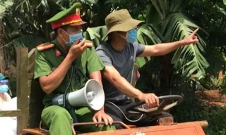 Công an cùng cán bộ địa phương đi máy cày vào tận buôn làng tuyên truyền phòng dịch