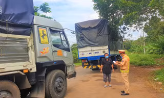 Lực lượng chức năng làm việc tại chốt kiểm soát người và phương tiện ra vào TP. Buôn Ma Thuột. Ảnh minh họa