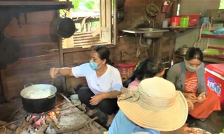 Các chị, các mẹ người Êđê nấu ăn tặng người dân khu cách ly