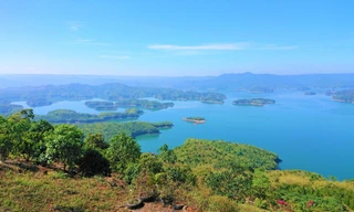 Hồ Tà Đùng được ví như vịnh Hạ Long trên Tây Nguyên