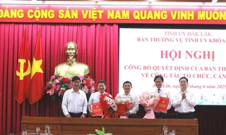 Ba Ủy viên Ban Thường vụ Tỉnh ủy và 11 cán bộ chủ chốt Đắk Lắk nghỉ hưu trước tuổi