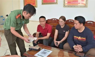 Vợ chồng du khách Thái Lan nhận lại ví tiền sau 2 giờ đánh rơi ở siêu thị Đắk Lắk