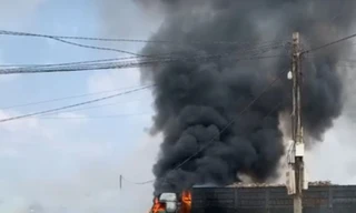 Xe tải chở củi bất ngờ bốc cháy ngùn ngụt sau tiếng nổ 