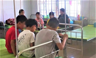 Vụ hàng chục học sinh nhập viện sau khi nhận bóng bay: Nhóm người lạ nói tiếng Anh