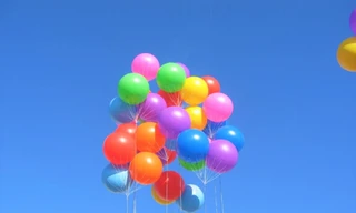 Nhận bóng bay từ nhóm người lạ, hàng chục học sinh Đắk Lắk nhập viện khẩn cấp