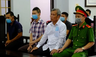 Bị cáo Trịnh Sướng theo dõi luật sư bào chữa cho mình